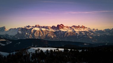 Güzel pembe günbatımıyla Rocky Dağı