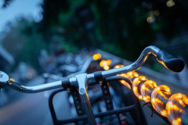 Akşamları trabzana yaslanan bir bisikletin gidonu.