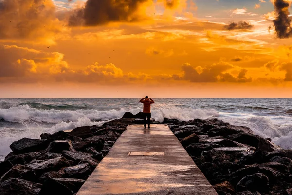 Viajante ou homem de pé no cais de madeira ao pôr do sol, épico, vida selvagem Imagens Royalty-Free