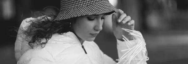 Mulher tocando seu chapéu em preto e branco, vintage, moda Fotografia De Stock