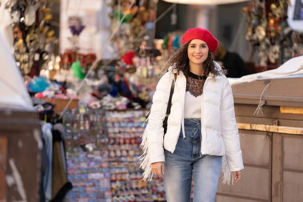 Divatos öltözött nő vásárol az utcai piacokon Jogdíjmentes Stock Fotók