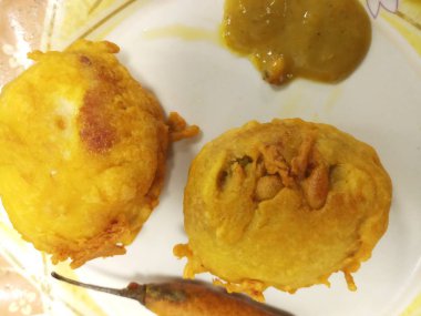 Hint usulü yumurta pirzolası ve acı biberli bir tabak.