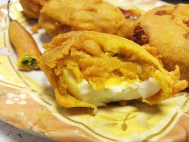 Hindistan 'daki bir yumurtanın lezzetli ve lezzetli bir ısırığı.