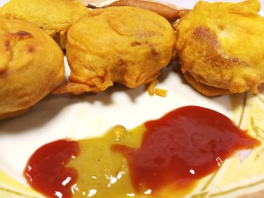 Akşam atıştırması için Hint usulü patates pirzolası.