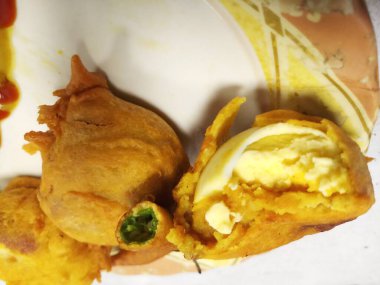 İçinde acı biber olan yumurta pirzolası. Lezzetli görünüyor.