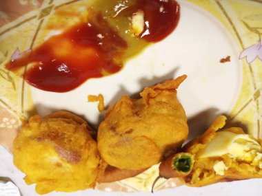 Tamato kaynaklı yumurta pirzolası ve Hindistan 'da bir tabakta kırmızı biber.