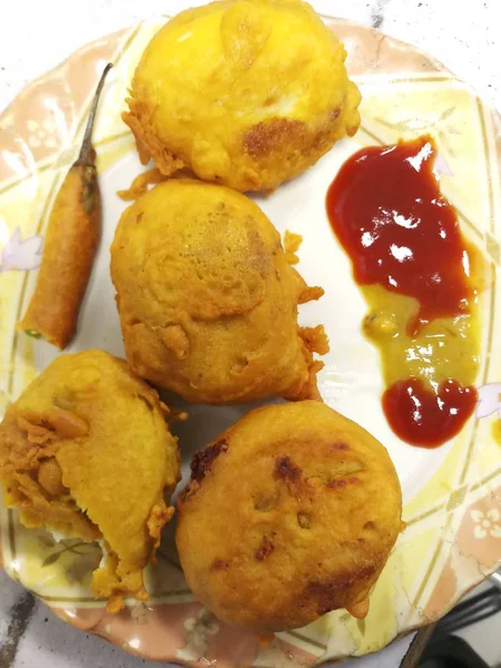 Lezzetli, leziz yumurta pirzolası, çorba ve biberli.