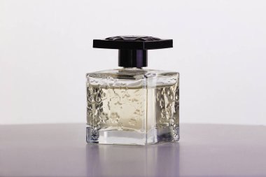 Erkekler için parfüm şişesi