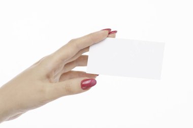 Kırmızı tırnakları ve kartviziti olan zarif bir kadın eli.