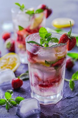 Taze çilek Mojito yaptı