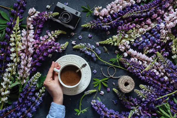 Inspiration mood. Coffee and flowers. — Stock Photo, Image