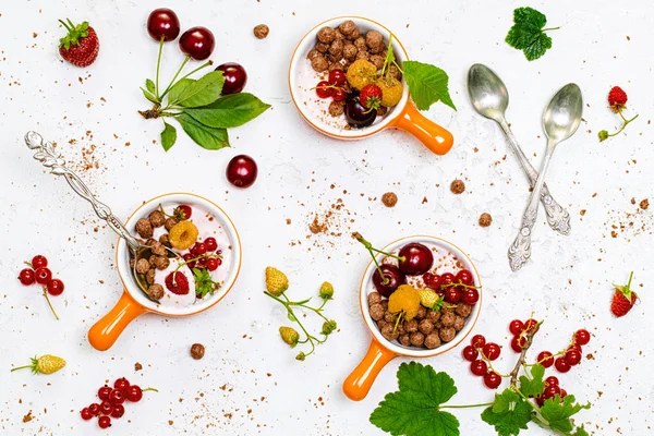 Set per la colazione sano. Ciotole con yogurt, polpette di mais e b fresco — Foto Stock