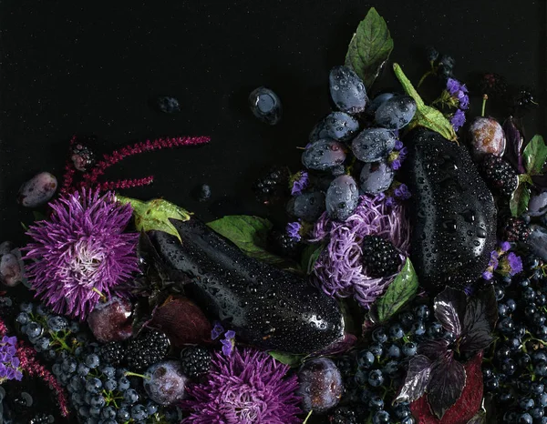 Raccolta di frutta, verdura e fiori freschi viola — Foto Stock