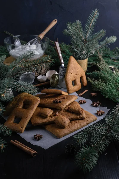 Gingerbread house details on the table — Stock Photo, Image