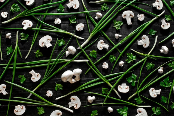 Фон сырого зеленого лука, парсли и шампиньона на бла-бла — стоковое фото