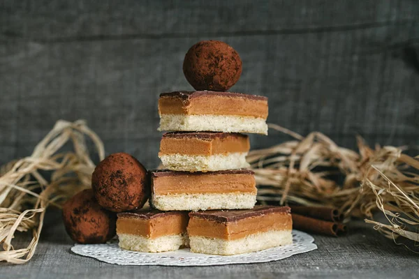 Hembakade kakor och godis på en rustik trä bakgrund — Stockfoto