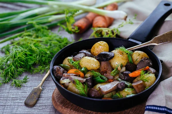 Batatas e outros legumes com cogumelos selvagens — Fotografia de Stock