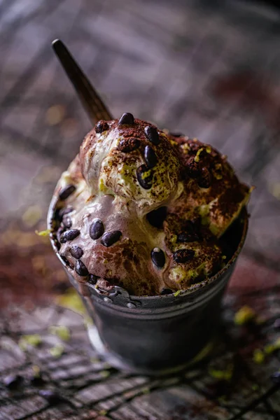 Домашнее шоколадно-лимонное мороженое — стоковое фото
