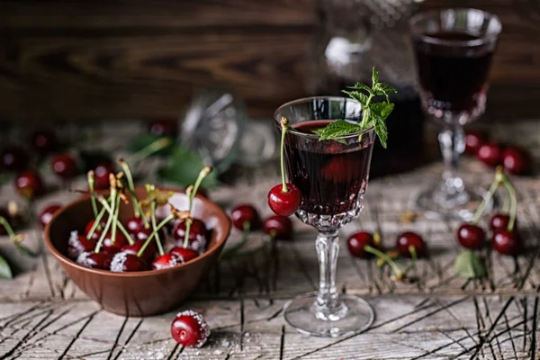 Bir bardak vişne tentür — Stok fotoğraf