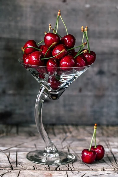 Frutas frescas de cereza dulce en el vaso — Foto de Stock