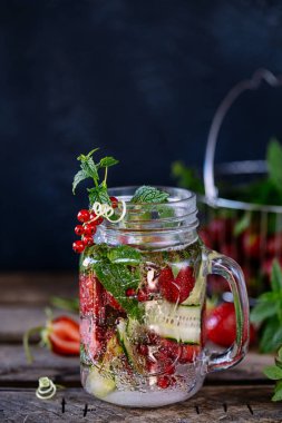 Çilek-salatalık yaz içeceği