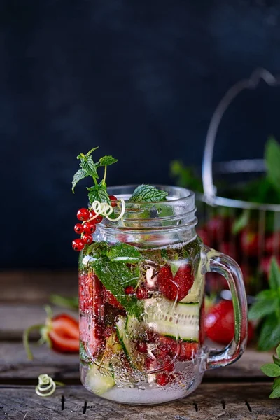 Bebida de verão de morango-pepino — Fotografia de Stock