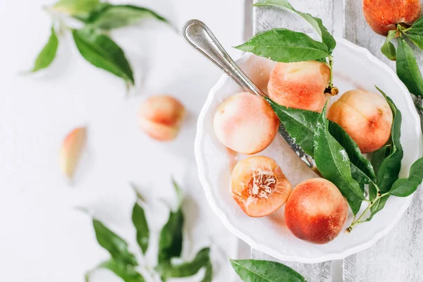 Verse perziken op een bord — Stockfoto
