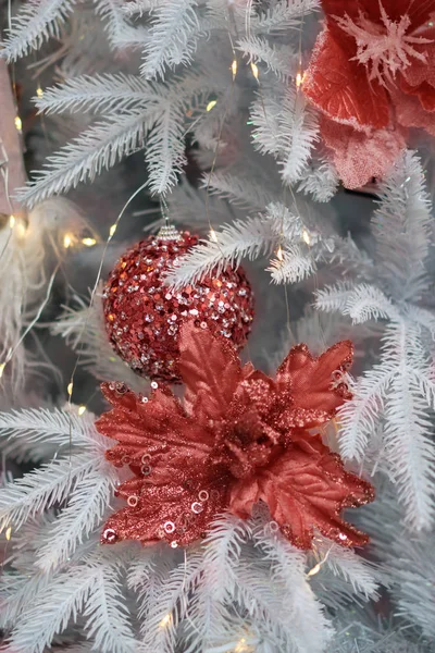 Piros dekoráció egy fehér karácsonyfán — Stock Fotó