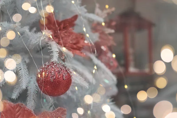 Bílé Vánoce s červenou výzdobou — Stock fotografie