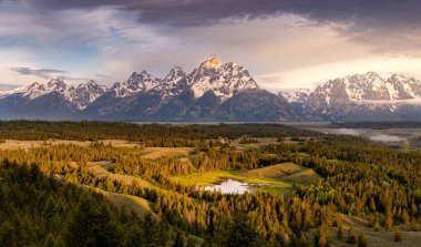Grand Tetons dağlarına bakan küçük bir göl manzarası.