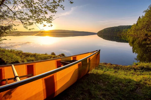 Canoe on the shore of the Boundary Waters in northern Minnesota — Stock Photo, Image