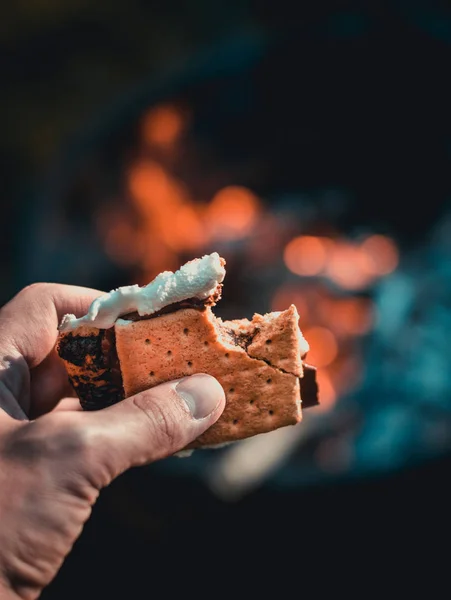 Tendo um pouco mais sobre o fogo no verão — Fotografia de Stock