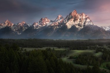 Grand Tetons dağlarına bakan sis bulutu altında bir manzara.
