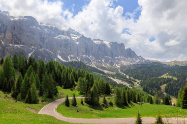 Dolomitlerde bir dağ yolu 