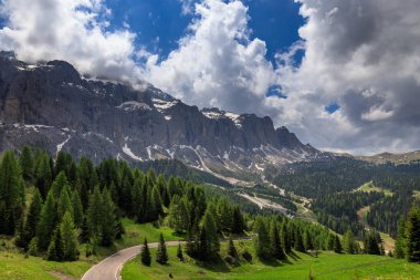 Dolomitlerde bir dağ yolu 