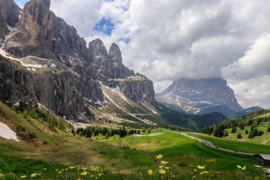 Dolomitlerde bir dağ yolu 