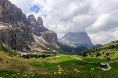 Dolomitlerde bir dağ yolu 