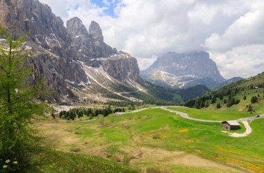 Dolomitlerde bir dağ yolu 