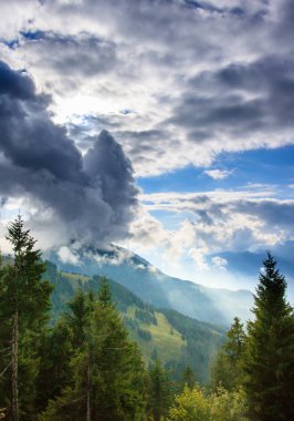 Dağlarda son güneş ışınlarıyla gün batımı