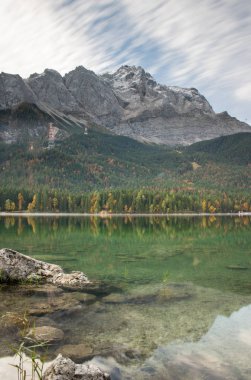 Eibsee 'de güneşin doğuşunun yansımaları
