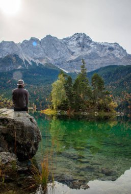 Bir dağ gölündeki Alplerin yansımaları