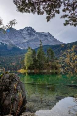 Eibsee 'de güneşin doğuşunun yansımaları