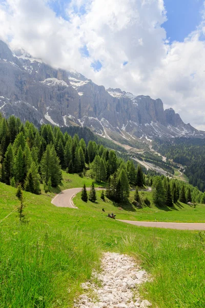 Dolomitlerde bir dağ yolu 