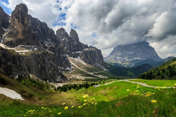 Dolomitlerde bir dağ yolu 