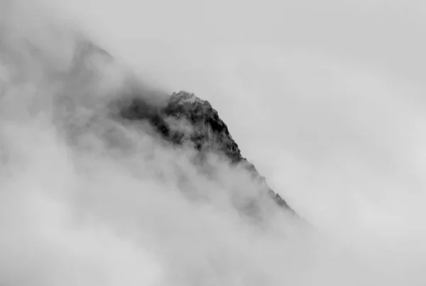 Горный пик с большим туманом — стоковое фото