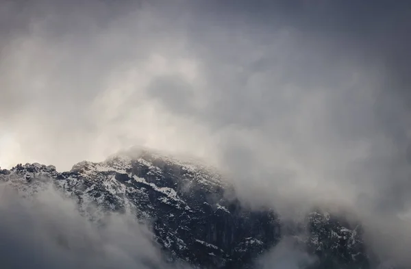Облачный день в баварских Альпах — стоковое фото