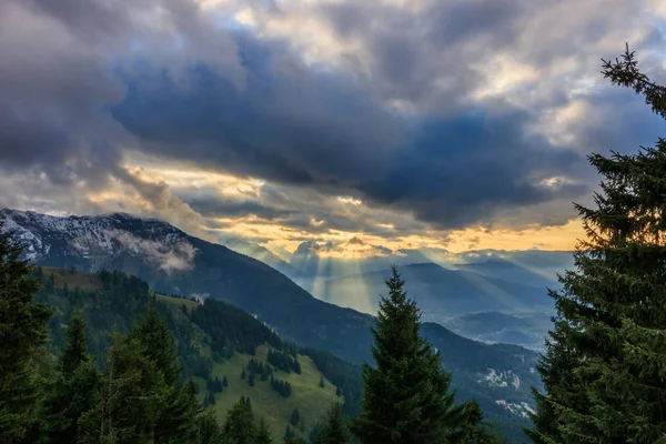 Coucher de soleil avec quelques derniers rayons de soleil dans les montagnes — Photo