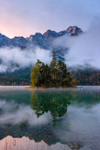 Eibsee 'de güneşin doğuşunun yansımaları