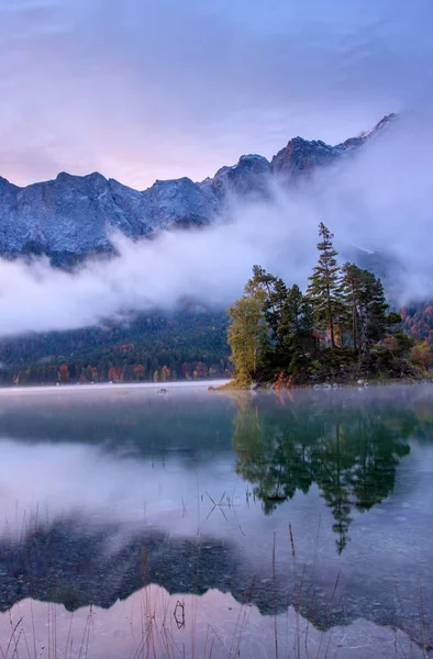 Reflejos de los Alpes en un lago de montaña —  Fotos de Stock