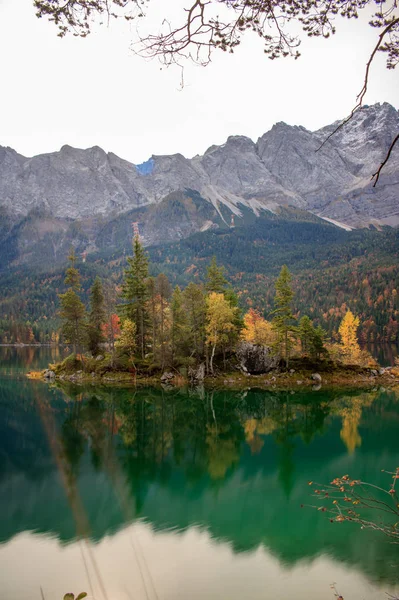 Reflejos de los Alpes en un lago de montaña —  Fotos de Stock